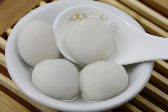 芝麻湯圓