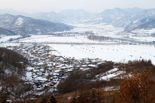俯瞰村莊雪景
