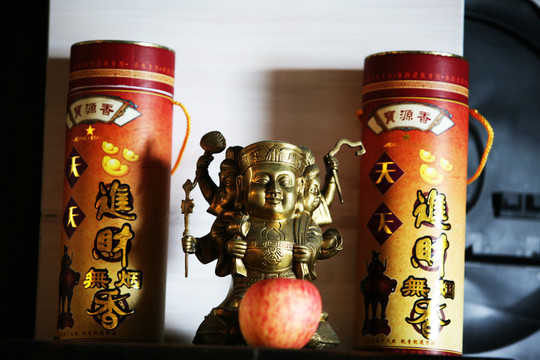 三面銅財(cái)神像