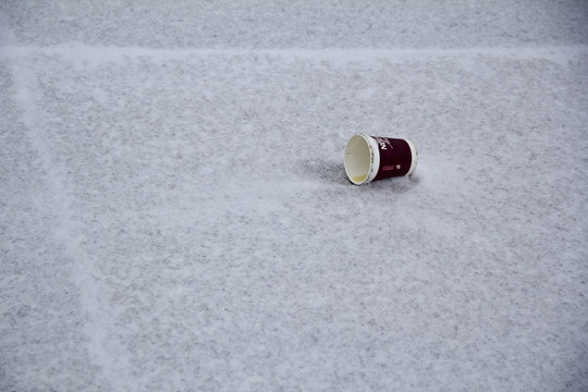 雪地上的空紙杯