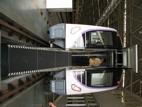 廣州地鐵2號(hào)線列車逃生門