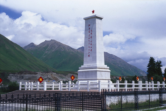 獨(dú)庫(kù)公路紀(jì)念碑 巍巍天山紀(jì)念碑