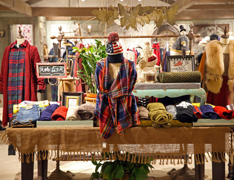 服裝店 時(shí)裝店 商場(chǎng)內(nèi)景