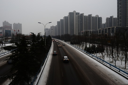 雪后城市道路