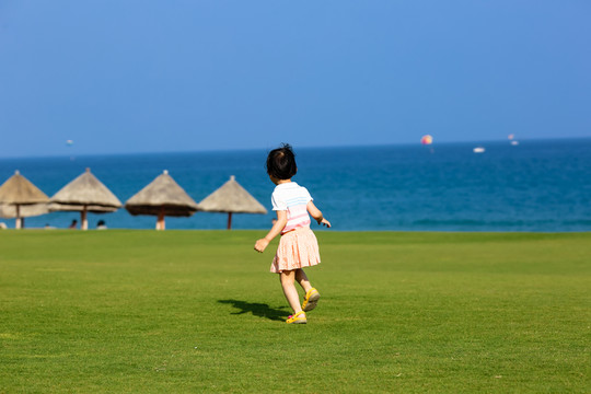 海边草地上的小女孩