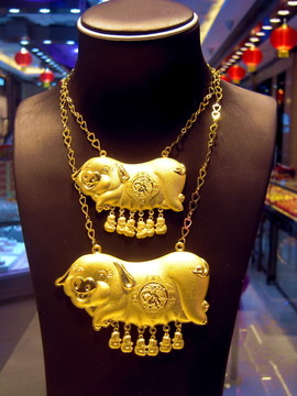 永結(jié)同心金豬黃金飾品展示