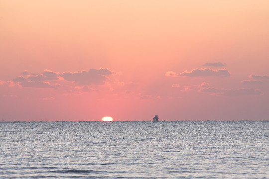 太陽(yáng)即將在海平面升起