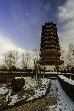 雪中塔