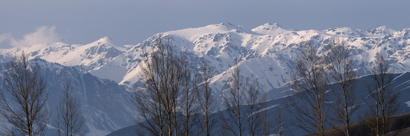 黃昏中的冬季天山