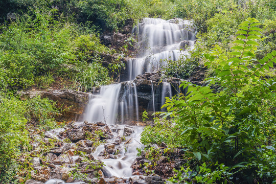 山間溪流