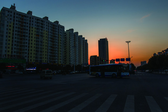 街道夜景 傍晚的十字路口