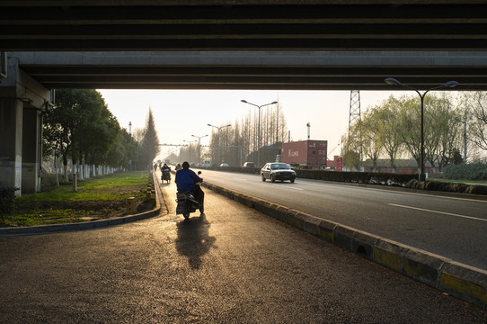 逆光下的馬路