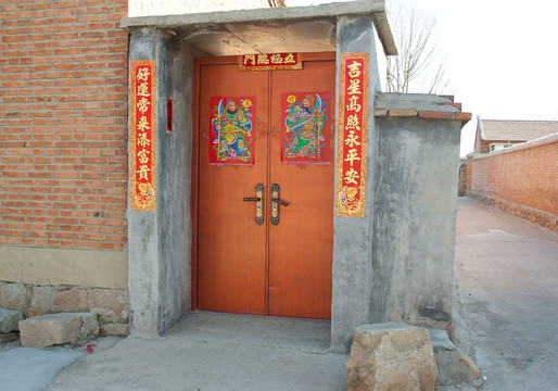 中國鄉(xiāng)村春節(jié)民俗貼對聯(lián)門神