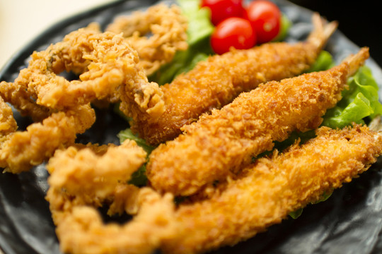 酥炸魷魚圈和酥炸蝦