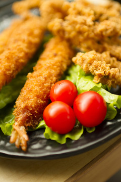 酥炸魷魚圈和酥炸蝦
