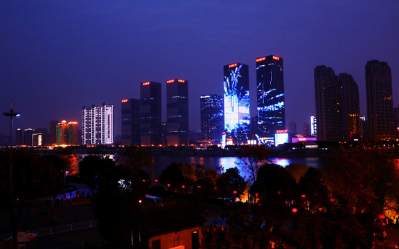 長(zhǎng)沙城市中心美麗藍(lán)色夜空夜景
