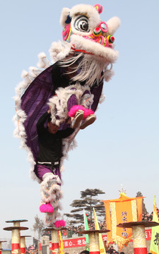 梅花樁上舞南獅