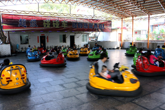 游客們玩碰碰車現(xiàn)場(chǎng)實(shí)景