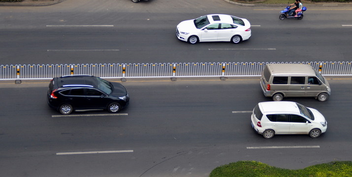 公路上的轎車 圖片