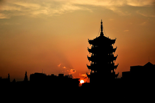 夕陽(yáng)古塔