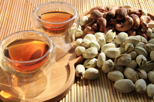茶與堅(jiān)果