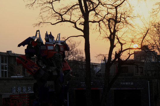 夕陽下的汽車人