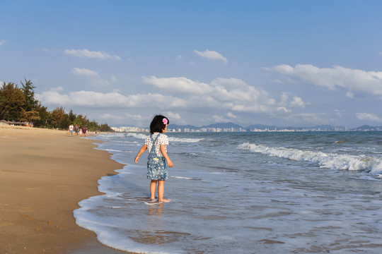 海边的小女孩背影