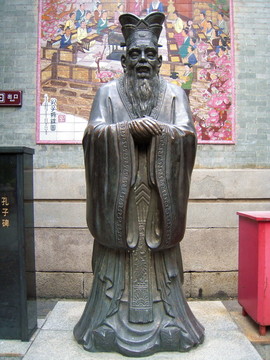 佛山祖廟大院內(nèi)孔廟的孔子銅雕像