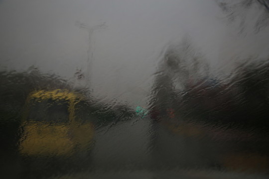 下雨的車窗外