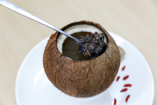 椰子烏骨雞湯