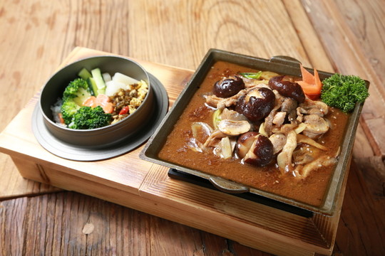 三菇媽炒肉飯