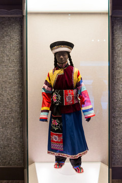 土族繡花鑲邊女服