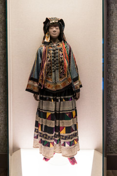 彝族繡花女服