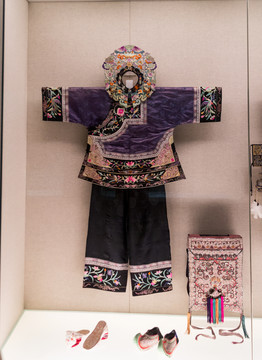 土家族繡花鳥紋女服