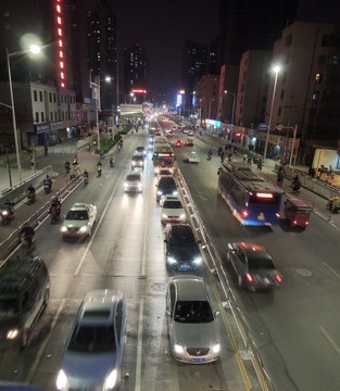 夜間的城市交通