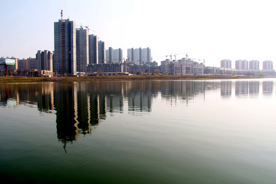 湖水樓影