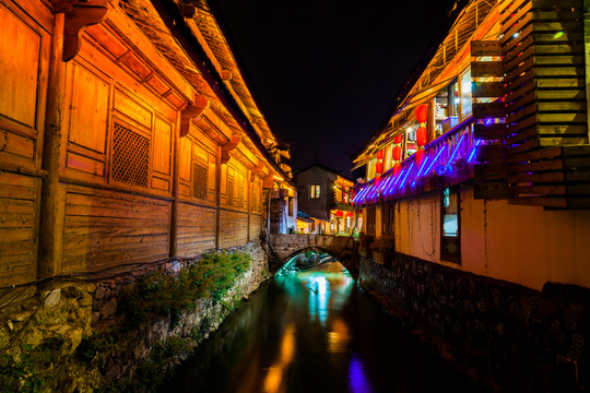 麗江小溪夜景