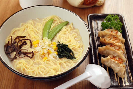 菜肉餃子拉面