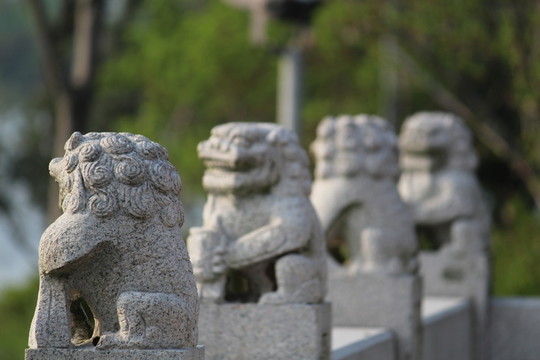 一排石獅