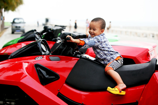騎越野摩托車上的小孩 騎車