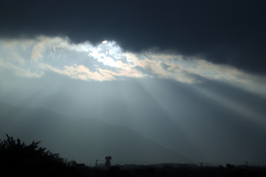 萬丈光芒照大地
