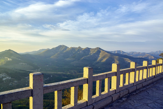 石欄 遠(yuǎn)山