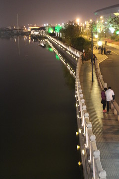 沿河夜景