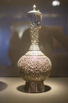 藝術館的銀器花瓶陳列品