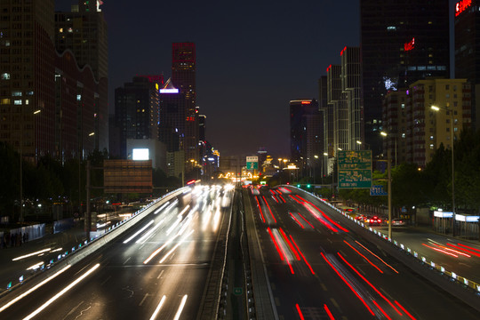 夜晚都市車流