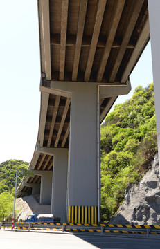仰拍高架橋 橋墩