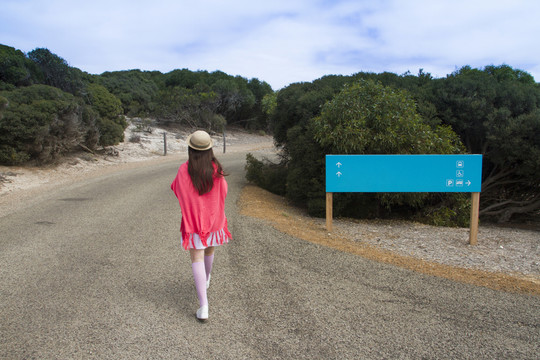 走在澳洲袋鼠島公路上的中國女孩