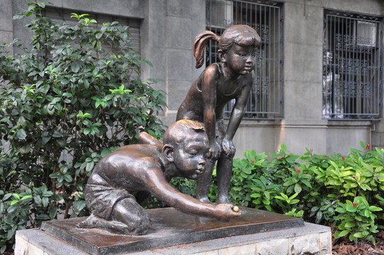 孩童銅像