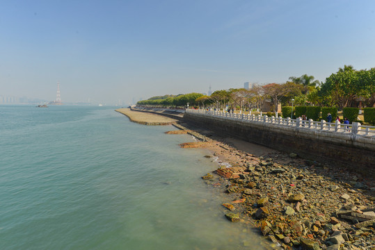海邊長(zhǎng)堤