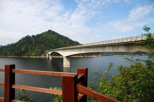 千島湖小金山大橋風(fēng)光